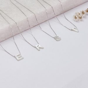 Colar Prata Letras Madre Pérola